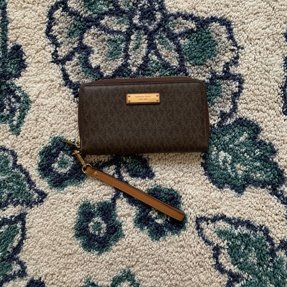 COPY - Michael Kors wristlet/ wallet